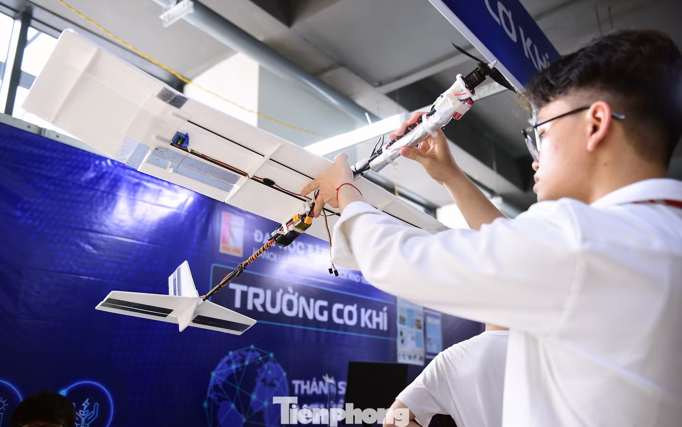 Mô hình UAV cánh bằng có thể thay đổi vị trí trọng tâm tại không gian sáng tạo. Ảnh: Xuân Tùng Mô hình UAV cánh bằng có thể thay đổi vị trí trọng tâm tại không gian sáng tạo. Ảnh: Xuân Tùng