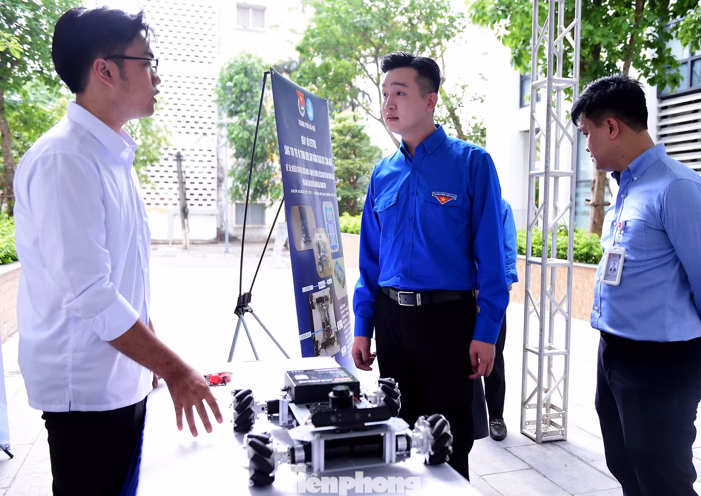 Anh Đào Đức Việt thăm các sản phẩm, mô hình sáng tạo của sinh viên trong khuôn khổ sự kiện, chiều 16/5. Ảnh: Xuân Tùng Anh Đào Đức Việt thăm các sản phẩm, mô hình sáng tạo của sinh viên trong khuôn khổ sự kiện, chiều 16/5. Ảnh: Xuân Tùng