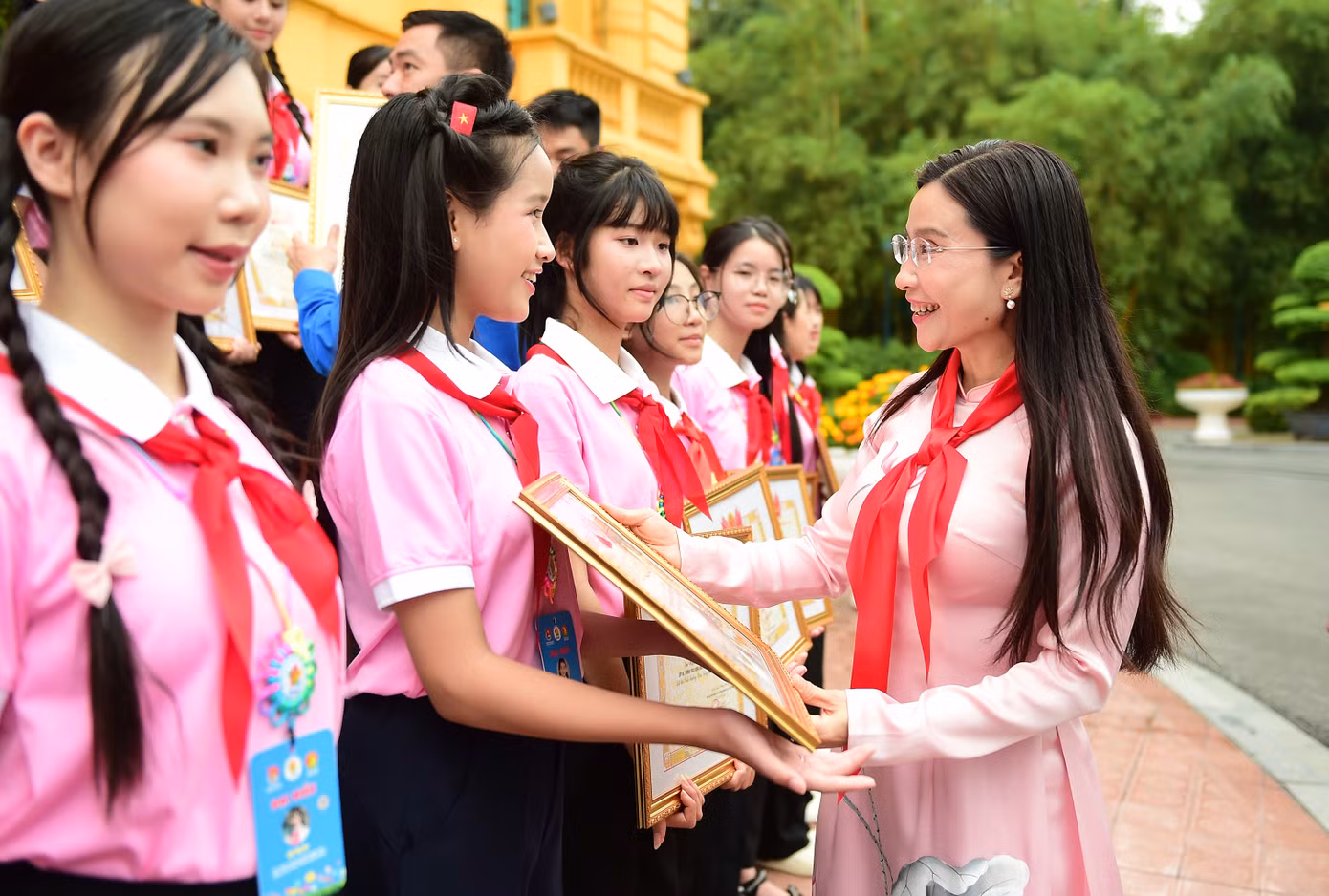 Dự chương trình có chị Nguyễn Phạm Duy Trang - Bí thư T.Ư Đoàn, Chủ tịch Hội đồng Đội Trung ương; anh Lê Hải Long - Ủy viên Ban Thường vụ, Trưởng ban Công tác Thiếu nhi T.Ư Đoàn, Phó Chủ tịch thường trực Hội đồng Đội Trung ương. (Trong ảnh, chị Nguyễn Phạm Duy Trang trao tặng Bằng khen của T.Ư Đoàn cho các đội viên xuất sắc đạt Giải thưởng Kim Đồng). Ảnh: Xuân Tùng