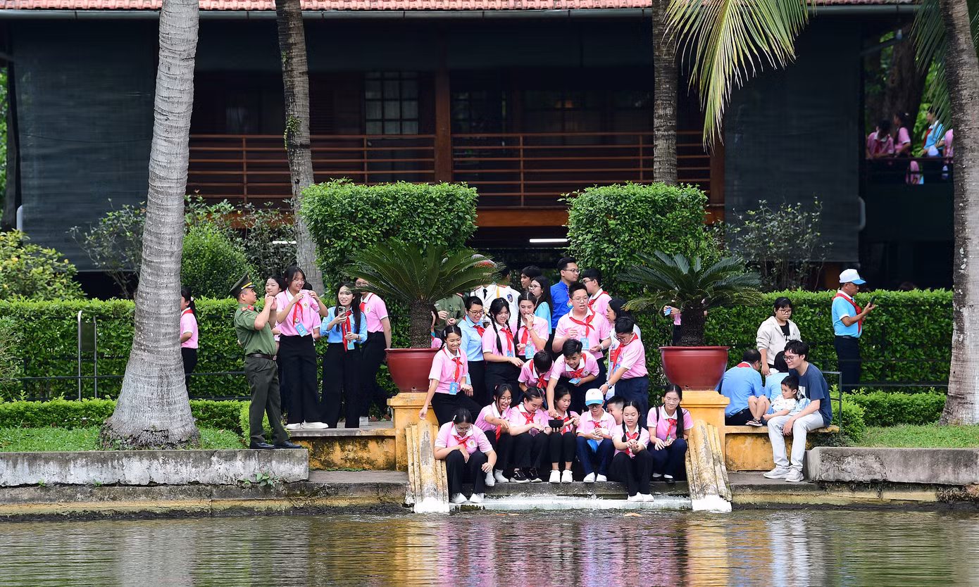 Các em đến từ nhiều vùng miền của Tổ quốc. Với nhiều em, đây là lần đầu tiên đến thăm nơi ở, nơi làm việc của Bác Hồ, được ngắm nhìn Nhà sàn, Ao cá Bác Hồ... mà trước đây đã biết đến qua nhiều trang sách, câu chuyện kể về Người.