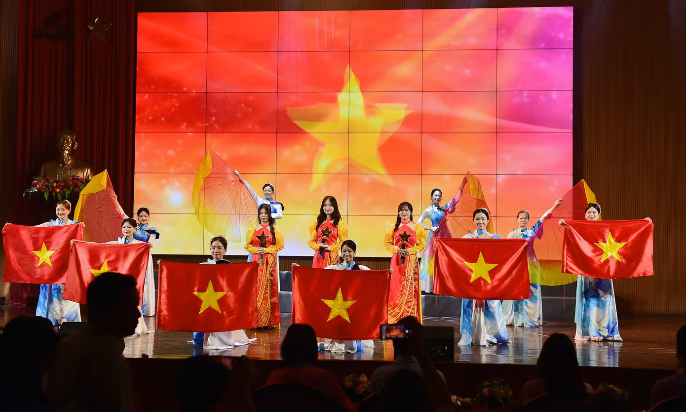 Ngày 9/5, tại Học viện Tài chính, Đoàn Thanh niên – Hội Sinh viên Việt Nam Thành phố Hà Nội tổ chức Ngày hội “Sinh viên 5 tốt” lần thứ VI năm 2025. Dự chương trình có anh Nguyễn Bá Cát - Ủy viên Ban Chấp hành, Phó Trưởng ban Thanh niên trường học T.Ư Đoàn, Phó Chủ tịch T.Ư Hội Sinh viên Việt Nam. Ảnh: Xuân Tùng Ngày 9/5, tại Học viện Tài chính, Đoàn Thanh niên – Hội Sinh viên Việt Nam Thành phố Hà Nội tổ chức Ngày hội “Sinh viên 5 tốt” lần thứ VI năm 2025. Dự chương trình có anh Nguyễn Bá Cát - Ủy viên Ban Chấp hành, Phó Trưởng ban Thanh niên trường học T.Ư Đoàn, Phó Chủ tịch T.Ư Hội Sinh viên Việt Nam. Ảnh: Xuân Tùng