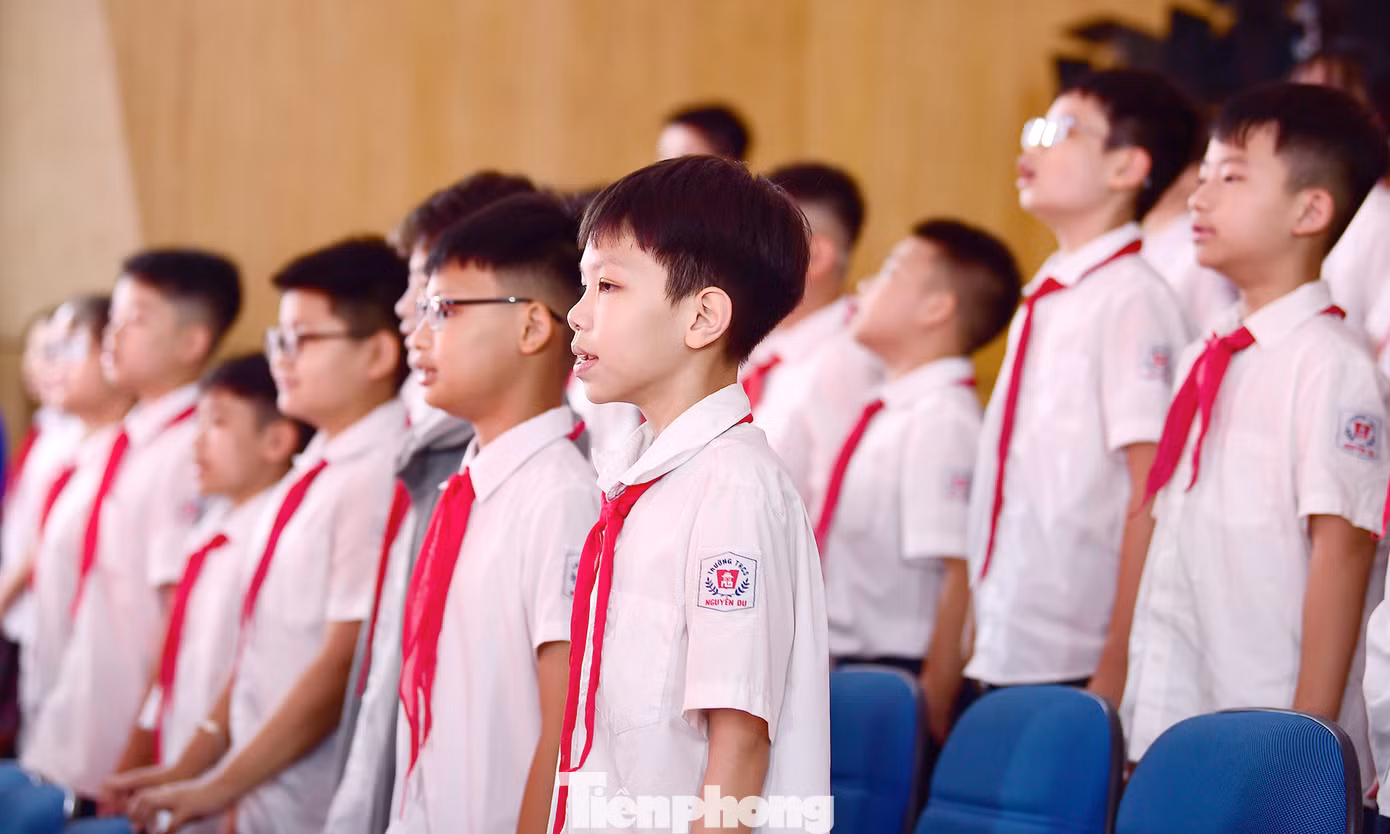 Trải qua 84 năm xây dựng và trưởng thành, Đội TNTP Hồ Chí Minh đã trở thành một tổ chức vững mạnh, không ngừng đổi mới về nội dung và hình thức hoạt động. Từ trong chiến tranh đến thời kỳ hòa bình, các phong trào, cuộc vận động của Đội luôn gắn liền với những việc làm ý nghĩa, góp phần giáo dục thiếu nhi học tập, rèn luyện, làm việc tốt giúp đỡ gia đình, cộng đồng và góp phần xây dựng quê hương, đất nước. Ảnh: Xuân Tùng