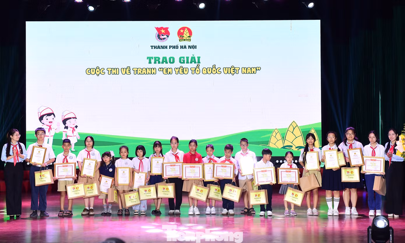 Tại chương trình, Đoàn Thanh niên – Hội đồng Đội Thành phố Hà Nội đã trao giải cho 20 em thiếu nhi đạt giải cuộc thi vẽ tranh "Em yêu Tổ quốc Việt Nam" - Cuộc thi chào mừng 50 năm giải phóng miền Nam, thống nhất đất nước (30/4/1975 - 30/4/2025), 80 năm Quốc khánh nước cộng hòa xã hội chủ nghĩa Việt Nam (2/9/1945 - 2/9/2025). Giải Nhất thuộc về em Nguyễn Đạt Minh Đức (lớp 5A11, Trường Tiểu học Xuân Đỉnh, quận Bắc Từ Liêm, Hà Nội). Ảnh: Xuân Tùng