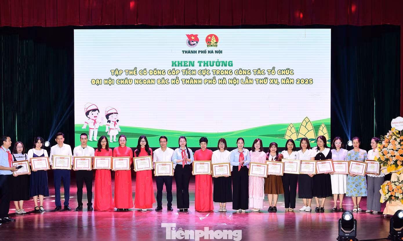 Tại chương trình, Đoàn Thanh niên - Hội đồng Đội Thành phố Hà Nội đã biểu dương, khen thưởng 13 tập thể, 55 cá nhân có đóng góp tích cực trong công tác tổ chức Đại hội Cháu ngoan Bác Hồ Thành phố Hà Nội lần thứ XV, năm 2025.