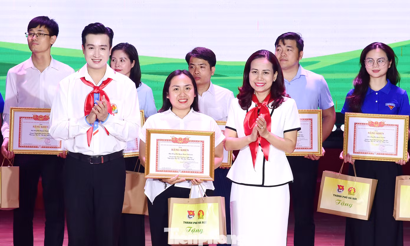 Đoàn Thanh niên – Hội đồng Đội Thành phố Hà Nội trao tặng bằng khen cho 20 đơn vị xuất sắc trong Liên hoan nghệ thuật "Cháu ngoan Bác Hồ - Chủ nhân Thăng Long” diễn ra tại Đại hội Cháu ngoan Bác Hồ Thành phố Hà Nội. Giải Đặc biệt được trao cho tiết mục múa hát "Bác Hồ kính yêu" của quận Nam Từ Liêm. Giải Nhất thuộc về tiết mục nhảy "Tự hào con Rồng cháu Tiên" của Quận Hoàng Mai, và tiết mục hát múa "Hào khí Việt Nam" của Huyện Hoài Đức.