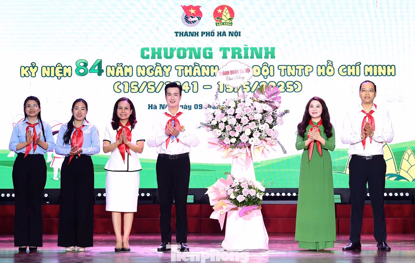 Chị Chu Hồng Minh - Ủy viên Ban Thường vụ T.Ư Đoàn, Bí thư Thành Đoàn Hà Nội, và anh Nguyễn Tiến Hưng – Phó Bí thư Thành Đoàn, Chủ tịch Hội Sinh viên Việt Nam Thành phố Hà Nội tặng lẵng hoa Thành Đoàn Hà Nội chúc mừng. Ảnh: Xuân Tùng