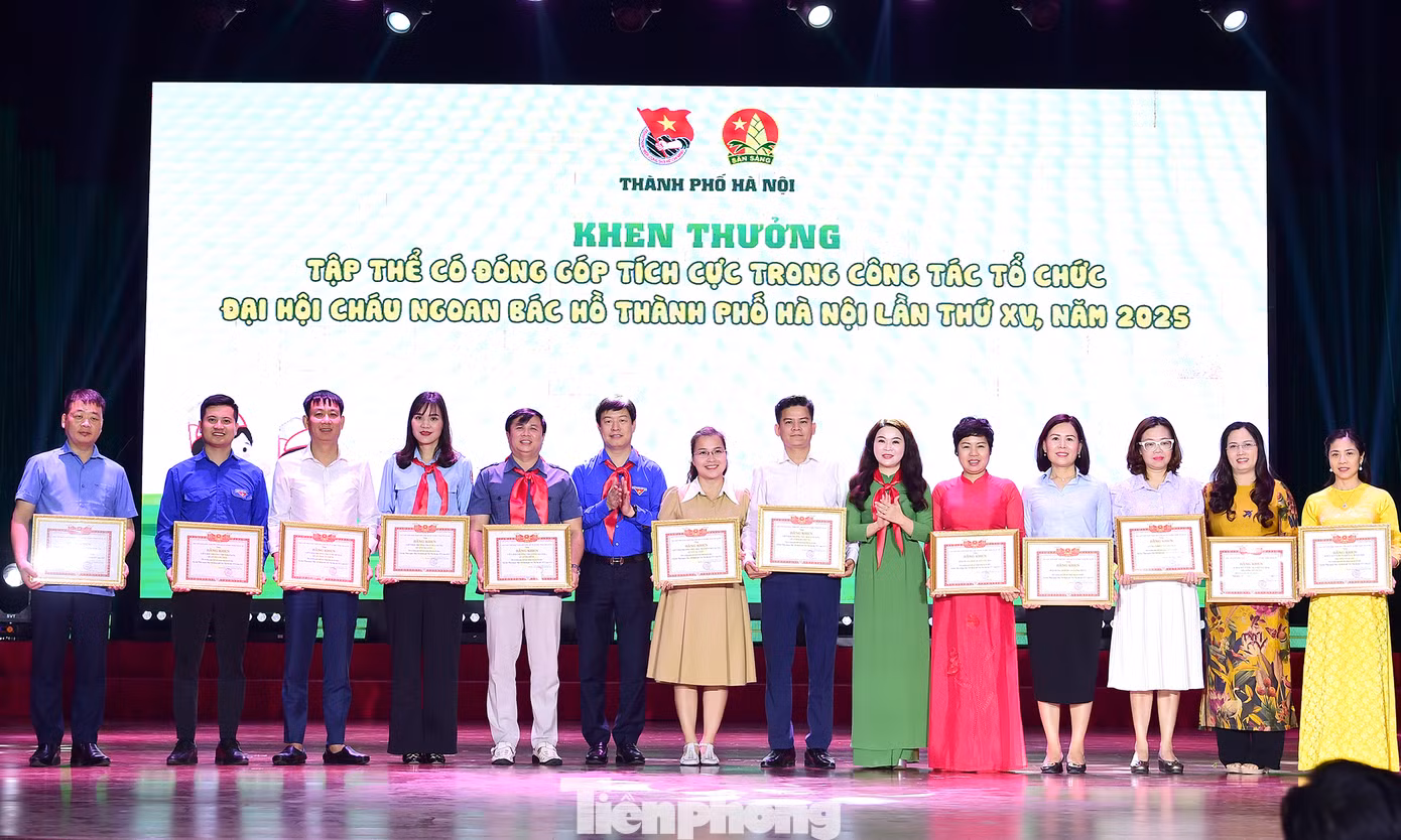 Tại chương trình, Đoàn Thanh niên - Hội đồng Đội Thành phố Hà Nội đã biểu dương, khen thưởng 13 tập thể, 55 cá nhân có đóng góp tích cực trong công tác tổ chức Đại hội Cháu ngoan Bác Hồ Thành phố Hà Nội lần thứ XV, năm 2025.