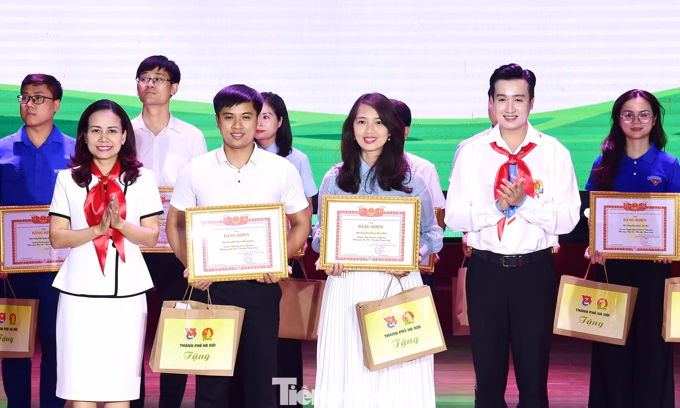 Đoàn Thanh niên – Hội đồng Đội Thành phố Hà Nội trao tặng bằng khen cho 20 đơn vị xuất sắc trong Liên hoan nghệ thuật "Cháu ngoan Bác Hồ - Chủ nhân Thăng Long” diễn ra tại Đại hội Cháu ngoan Bác Hồ Thành phố Hà Nội. Giải Đặc biệt được trao cho tiết mục múa hát "Bác Hồ kính yêu" của quận Nam Từ Liêm. Giải Nhất thuộc về tiết mục nhảy "Tự hào con Rồng cháu Tiên" của Quận Hoàng Mai, và tiết mục hát múa "Hào khí Việt Nam" của Huyện Hoài Đức.