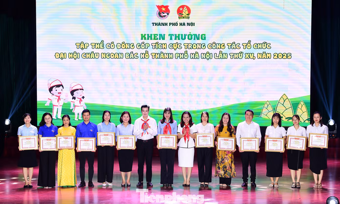 Tại chương trình, Đoàn Thanh niên - Hội đồng Đội Thành phố Hà Nội đã biểu dương, khen thưởng 13 tập thể, 55 cá nhân có đóng góp tích cực trong công tác tổ chức Đại hội Cháu ngoan Bác Hồ Thành phố Hà Nội lần thứ XV, năm 2025.