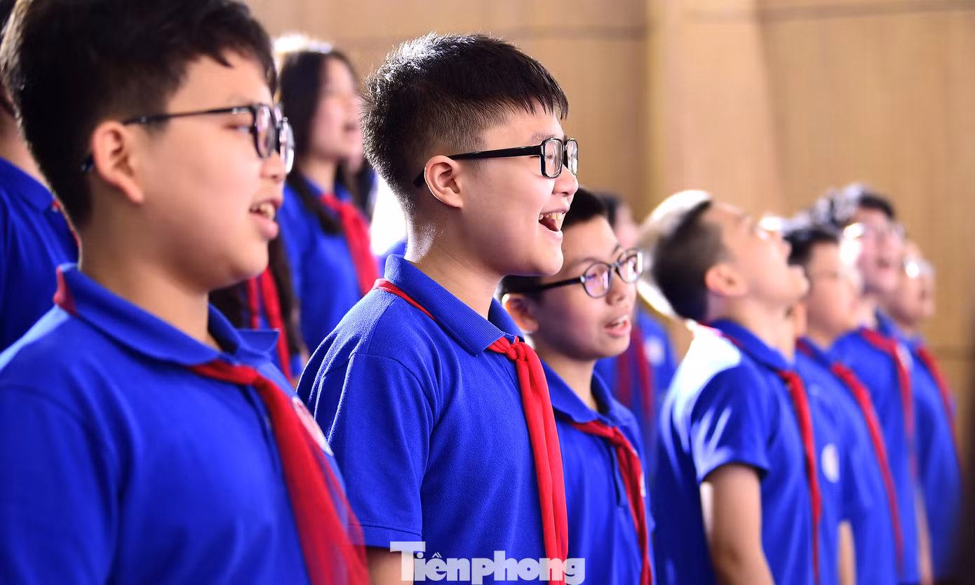 Trải qua 84 năm xây dựng và trưởng thành, Đội TNTP Hồ Chí Minh đã trở thành một tổ chức vững mạnh, không ngừng đổi mới về nội dung và hình thức hoạt động. Từ trong chiến tranh đến thời kỳ hòa bình, các phong trào, cuộc vận động của Đội luôn gắn liền với những việc làm ý nghĩa, góp phần giáo dục thiếu nhi học tập, rèn luyện, làm việc tốt giúp đỡ gia đình, cộng đồng và góp phần xây dựng quê hương, đất nước. Ảnh: Xuân Tùng