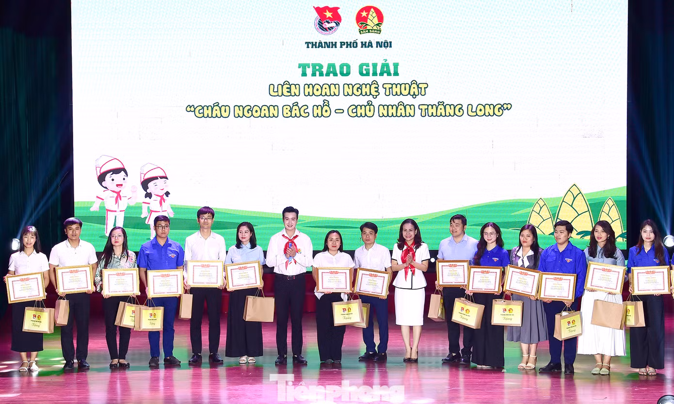 Đoàn Thanh niên – Hội đồng Đội Thành phố Hà Nội trao tặng bằng khen cho 20 đơn vị xuất sắc trong Liên hoan nghệ thuật "Cháu ngoan Bác Hồ - Chủ nhân Thăng Long” diễn ra tại Đại hội Cháu ngoan Bác Hồ Thành phố Hà Nội. Giải Đặc biệt được trao cho tiết mục múa hát "Bác Hồ kính yêu" của quận Nam Từ Liêm. Giải Nhất thuộc về tiết mục nhảy "Tự hào con Rồng cháu Tiên" của Quận Hoàng Mai, và tiết mục hát múa "Hào khí Việt Nam" của Huyện Hoài Đức.