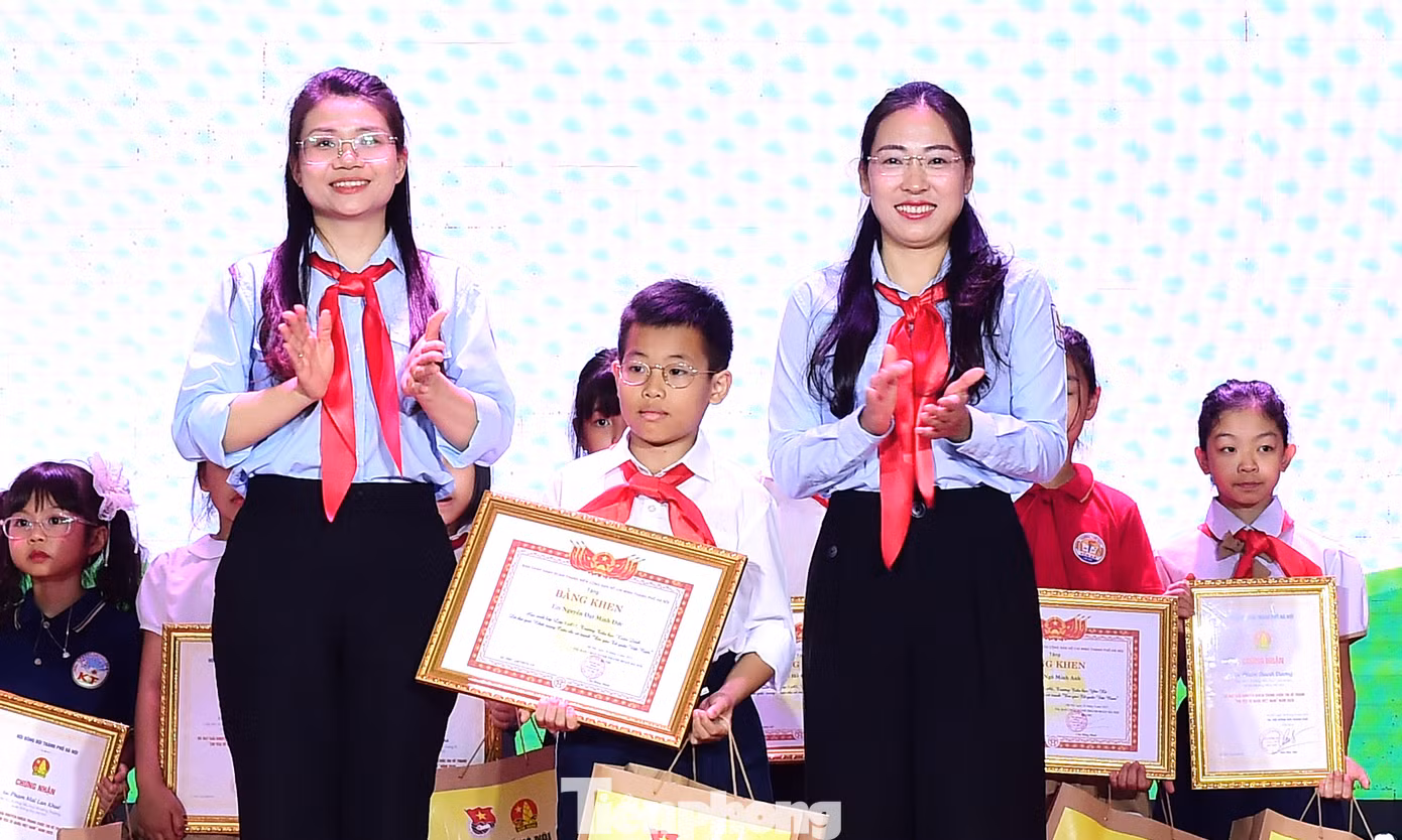 Tại chương trình, Đoàn Thanh niên – Hội đồng Đội Thành phố Hà Nội đã trao giải cho 20 em thiếu nhi đạt giải cuộc thi vẽ tranh "Em yêu Tổ quốc Việt Nam" - Cuộc thi chào mừng 50 năm giải phóng miền Nam, thống nhất đất nước (30/4/1975 - 30/4/2025), 80 năm Quốc khánh nước cộng hòa xã hội chủ nghĩa Việt Nam (2/9/1945 - 2/9/2025). Giải Nhất thuộc về em Nguyễn Đạt Minh Đức (lớp 5A11, Trường Tiểu học Xuân Đỉnh, quận Bắc Từ Liêm, Hà Nội). Ảnh: Xuân Tùng