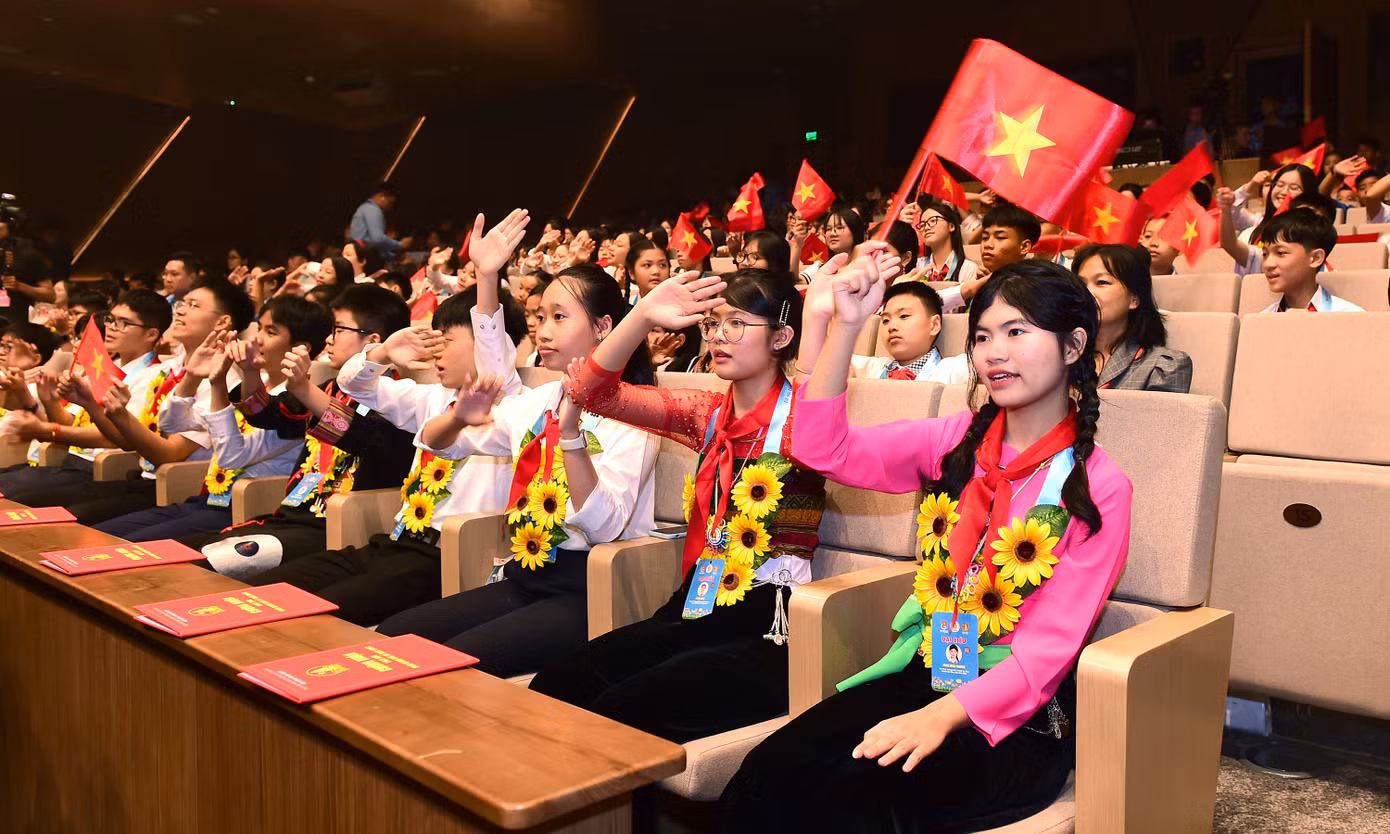 Qua đó, góp phần khơi dậy trong các em khát vọng cống hiến, hun đúc tinh thần trách nhiệm, ý thức tự tu dưỡng, rèn luyện để trở thành những công dân vừa có “đức” vừa có “tài” ngay từ khi ngồi trên ghế nhà trường.