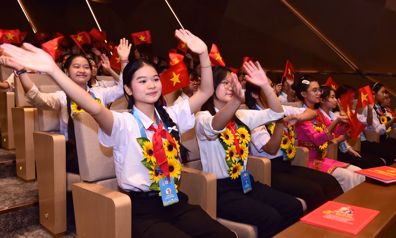 Qua đó, góp phần khơi dậy trong các em khát vọng cống hiến, hun đúc tinh thần trách nhiệm, ý thức tự tu dưỡng, rèn luyện để trở thành những công dân vừa có “đức” vừa có “tài” ngay từ khi ngồi trên ghế nhà trường.