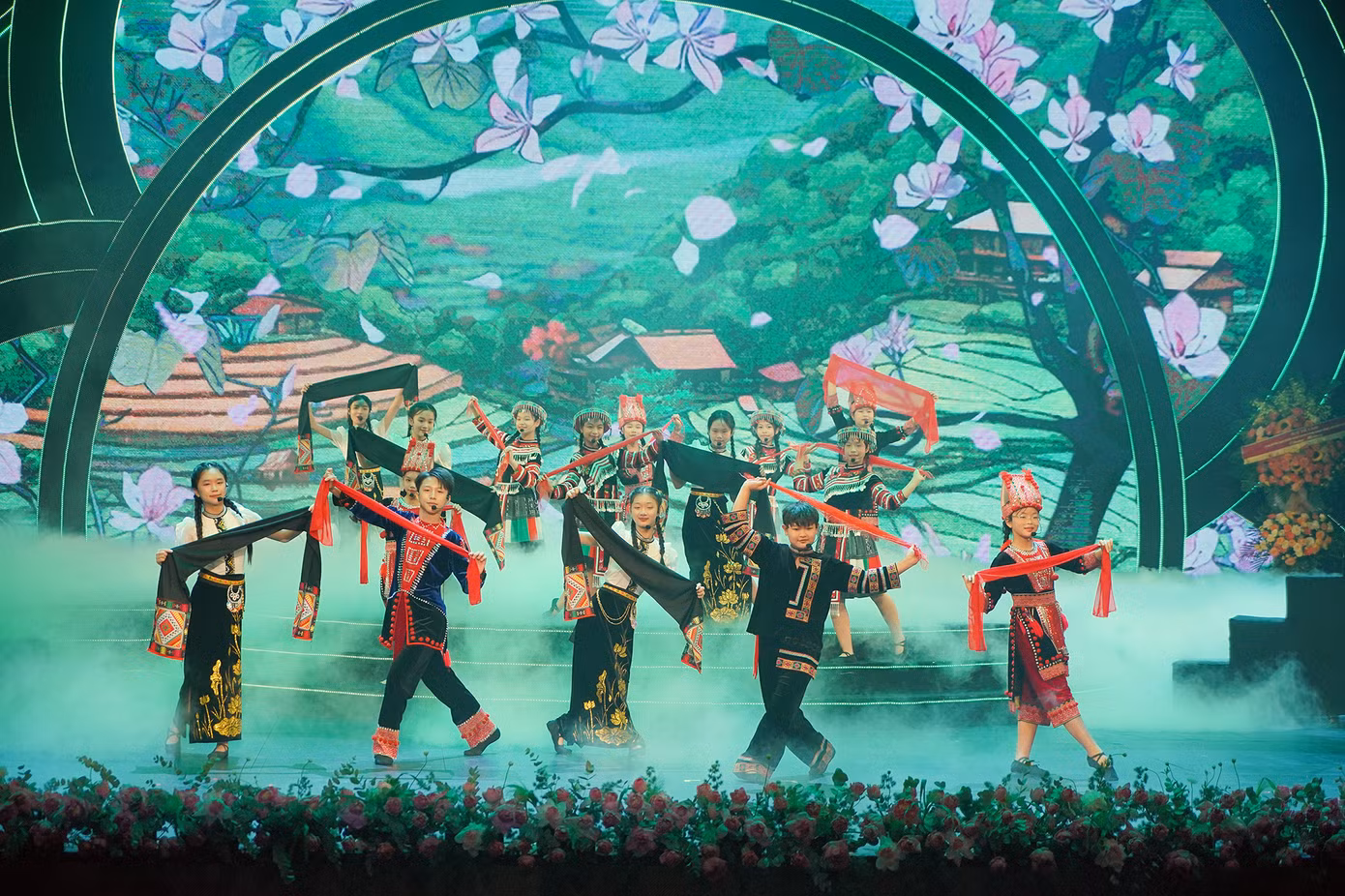 Trong lễ tuyên dương, những giai điệu tha thiết “Ai yêu nhi đồng bằng Bác Hồ Chí Minh/ Ai yêu Bác Hồ Chí Minh hơn thiếu niên nhi đồng” cùng với nhiều lời ca tiếng hát về tình yêu quê hương đất nước, tình yêu Bác Hồ... tiếp tục được các em thiếu nhi, các Cháu ngoan Bác Hồ ca vang. Những giai điệu, lời ca ấy cũng chính là tình cảm, lòng biết ơn sâu sắc của các thế hệ thiếu nhi cả nước dành cho Bác Hồ kính yêu.