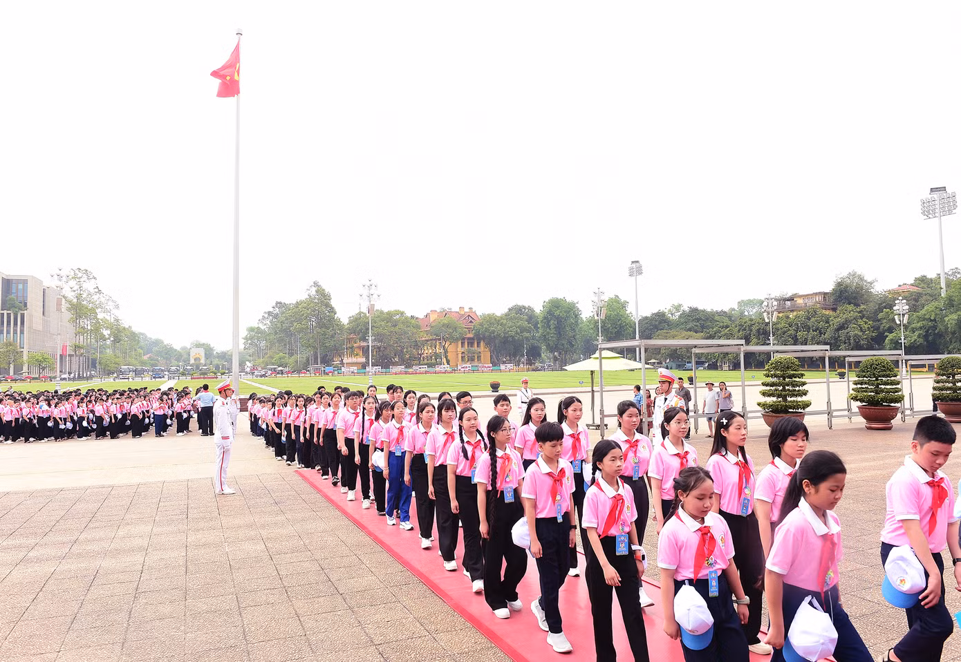 Các em là những bông hoa tươi thắm trong vườn hoa việc tốt, kết tinh từ lòng kính yêu Bác Hồ với ý chí, tinh thần trách nhiệm và khát khao đóng góp một phần nhỏ bé của mình xây dựng quê hương, đất nước.