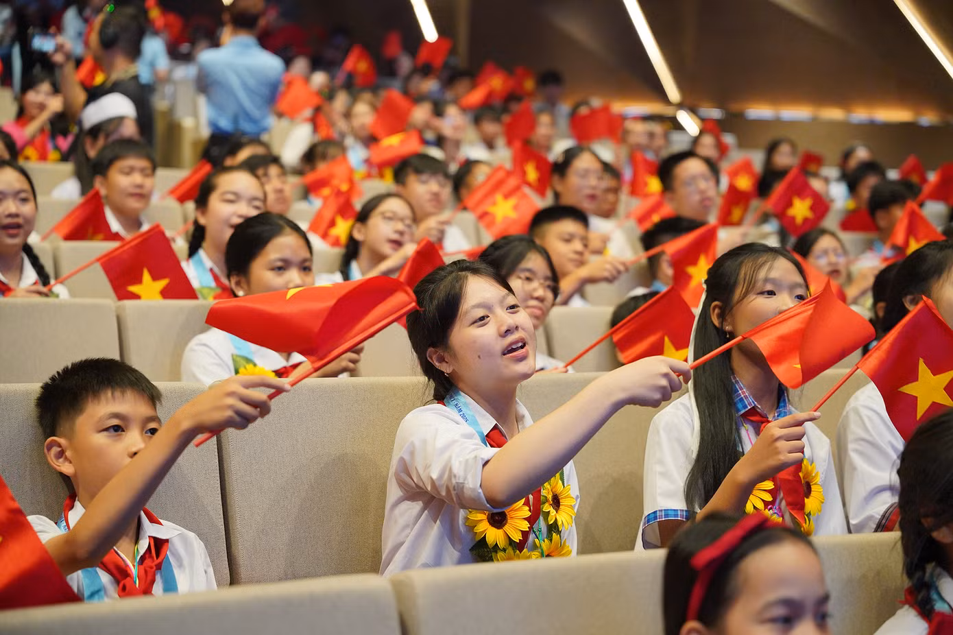 Qua đó, góp phần khơi dậy trong các em khát vọng cống hiến, hun đúc tinh thần trách nhiệm, ý thức tự tu dưỡng, rèn luyện để trở thành những công dân vừa có “đức” vừa có “tài” ngay từ khi ngồi trên ghế nhà trường.
