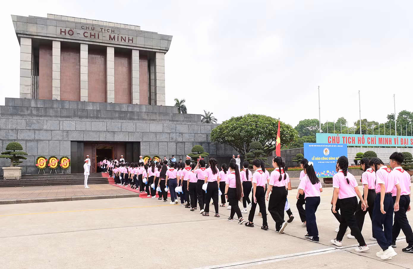Trong những ngày tháng 5 - cả nước chào mừng kỷ niệm 135 năm Ngày sinh Chủ tịch Hồ Chí Minh kính yêu (19/5/1890 - 19/5/2025), 500 đội viên, thiếu niên nhi đồng tiêu biểu dự Đại hội Cháu ngoan Bác Hồ toàn quốc lần thứ X năm 2025 đã vào lăng viếng Chủ tịch Hồ Chí Minh.