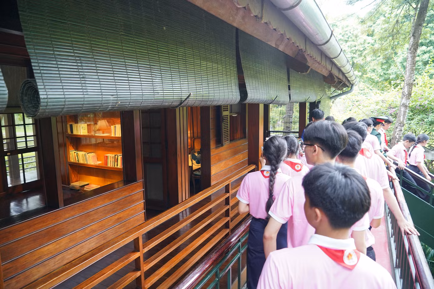 Các em đến từ nhiều vùng miền của Tổ quốc. Với nhiều em, đây là lần đầu tiên đến thăm nơi ở, nơi làm việc của Bác Hồ, được ngắm nhìn Nhà sàn, Ao cá Bác Hồ... mà trước đây đã biết đến qua nhiều trang sách, câu chuyện kể về Người.