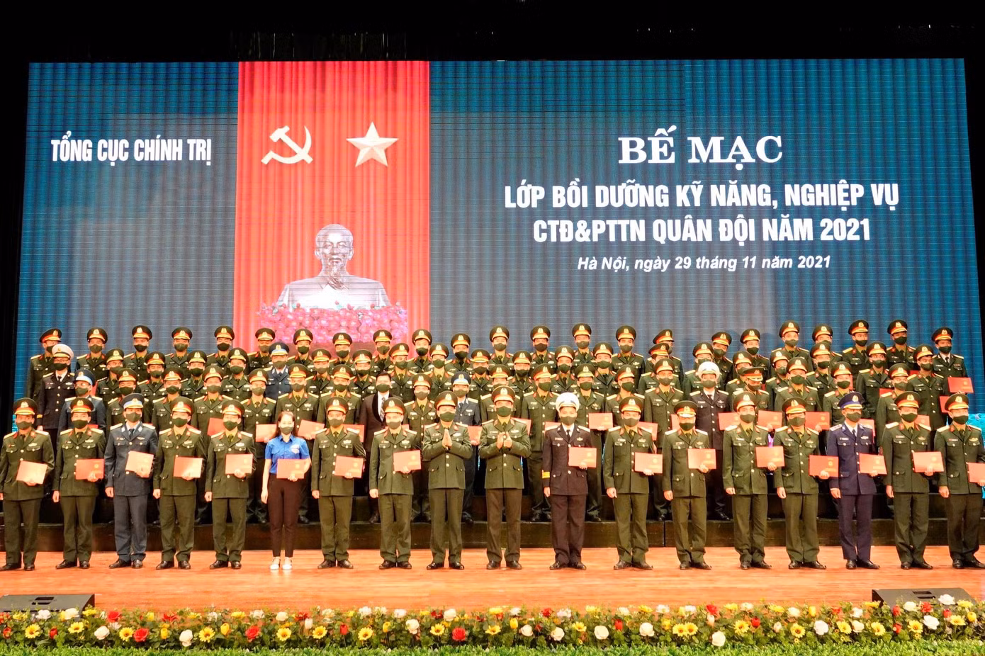 Lãnh đạo Trường Sĩ quan Chính trị và Ban Thanh niên Quân đội trao chứng nhận cho 89 học viên hoàn thành chương trình bồi dưỡng