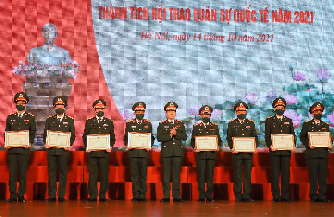 Tổng Tham mưu trưởng Quân đội Nhân dân Việt Nam Nguyễn Tân Cương trao tặng Bằng khen cho các tập thể, cá nhân xuất sắc. Tổng Tham mưu trưởng Quân đội Nhân dân Việt Nam Nguyễn Tân Cương trao tặng Bằng khen cho các tập thể, cá nhân xuất sắc.