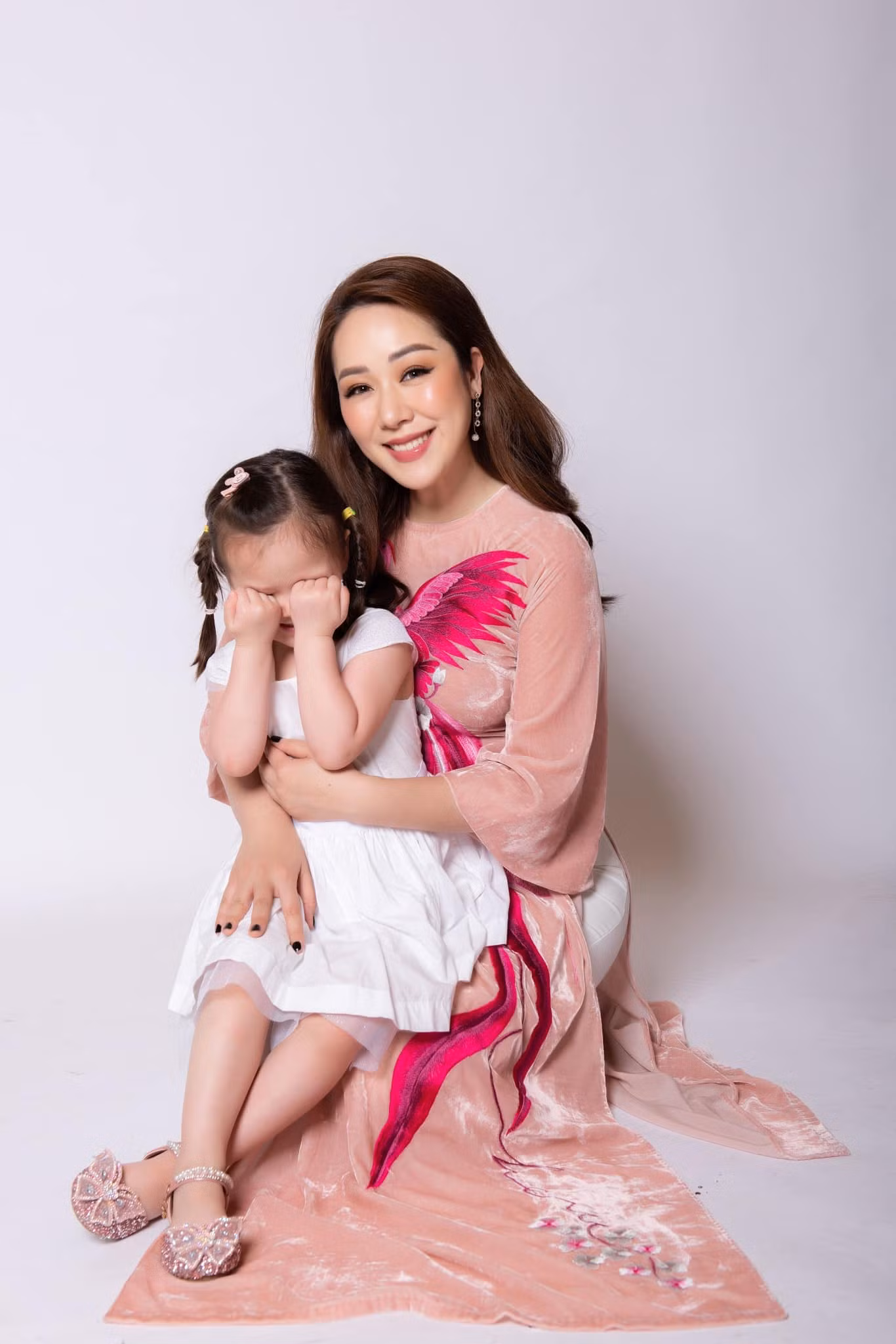 Ngô Phương Lan thường giấu mặt con mỗi khi chia sẻ ảnh trên mạng xã hội.