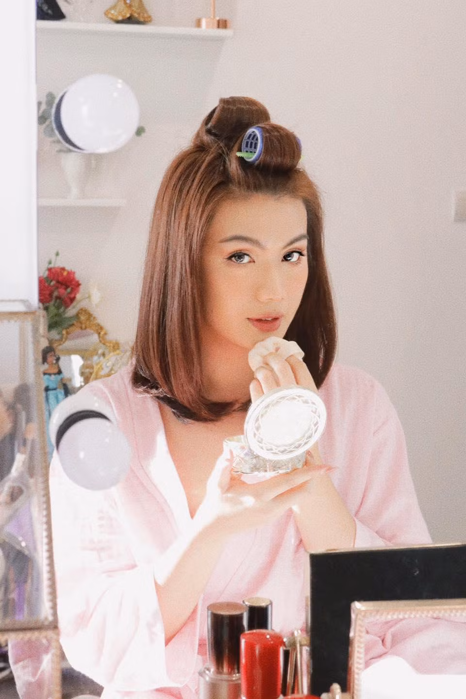 Phong cách nhẹ nhàng như tiểu thư kiêu kỳ của giọng ca Vì. Phong cách nhẹ nhàng như tiểu thư kiêu kỳ của giọng ca Vì.