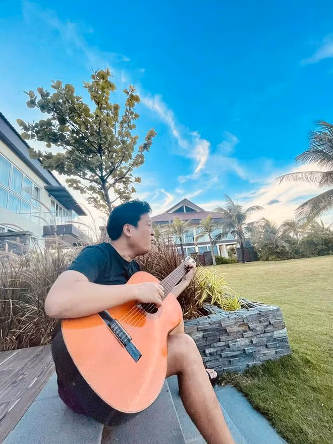 Trường Giang là nhân vật ít bị "dìm" nhất trong loạt ảnh này. Netizen đồn đoán một phần vì nam danh hài là anh cả, một phần vì hành trình Running Man Vietnam còn dài mà ông xã Nhã Phương lại vô cùng "nguy hiểm".