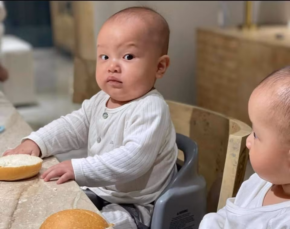 Hinh ảnh đang gây bão mạng xã hội của Leon khi chờ bố mẹ nấu nướng.