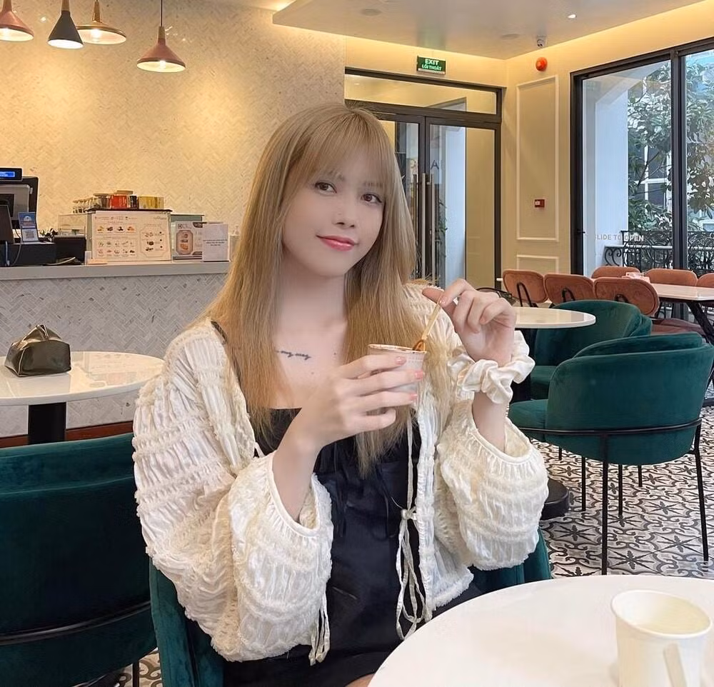 Thiều Bảo Trâm đã thay đổi sang tóc dài, nhuộm sáng màu vài năm trở lại đây.
