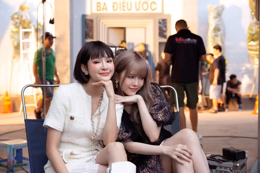 Hai ca sĩ thân thiết với nhau ở hậu trường thực hiện MV. Hai ca sĩ thân thiết với nhau ở hậu trường thực hiện MV.