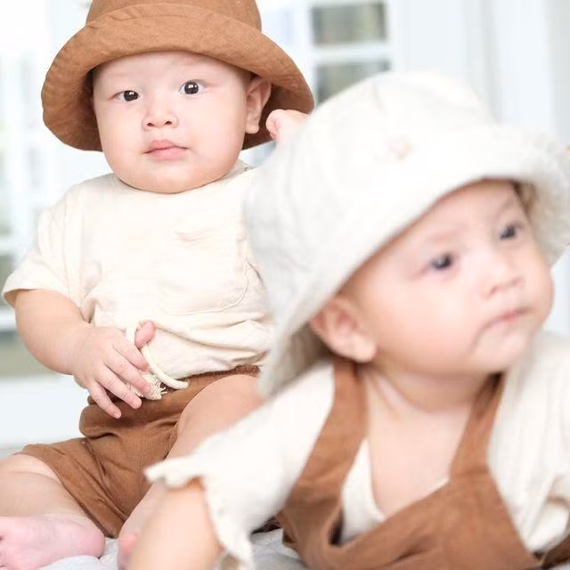 Các thiết kế thoáng mát, tông màu nhẹ nhàng được Hồ Ngọc Hà diện cho các con.