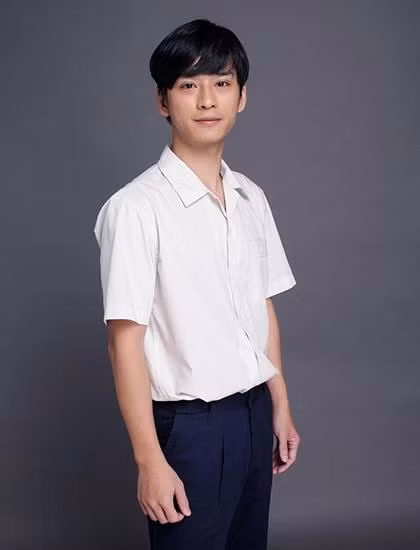 Vẻ thư sinh, nhẹ nhàng quen thuộc của "thầy Ngạn" trong Mắt Biếc.