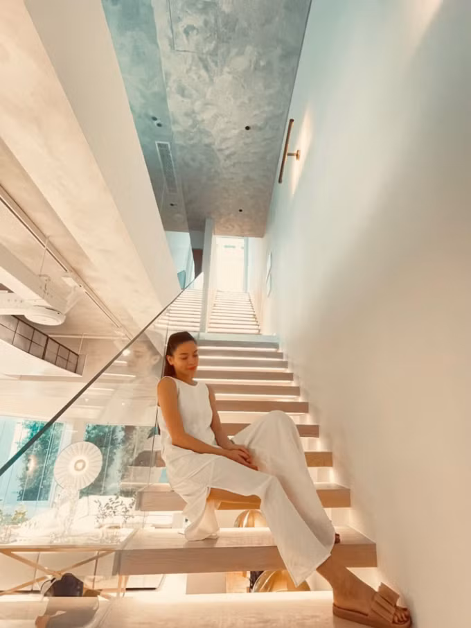 Cầu thang kính cũng là điểm nhấn cho căn biệt thự của ca sĩ.