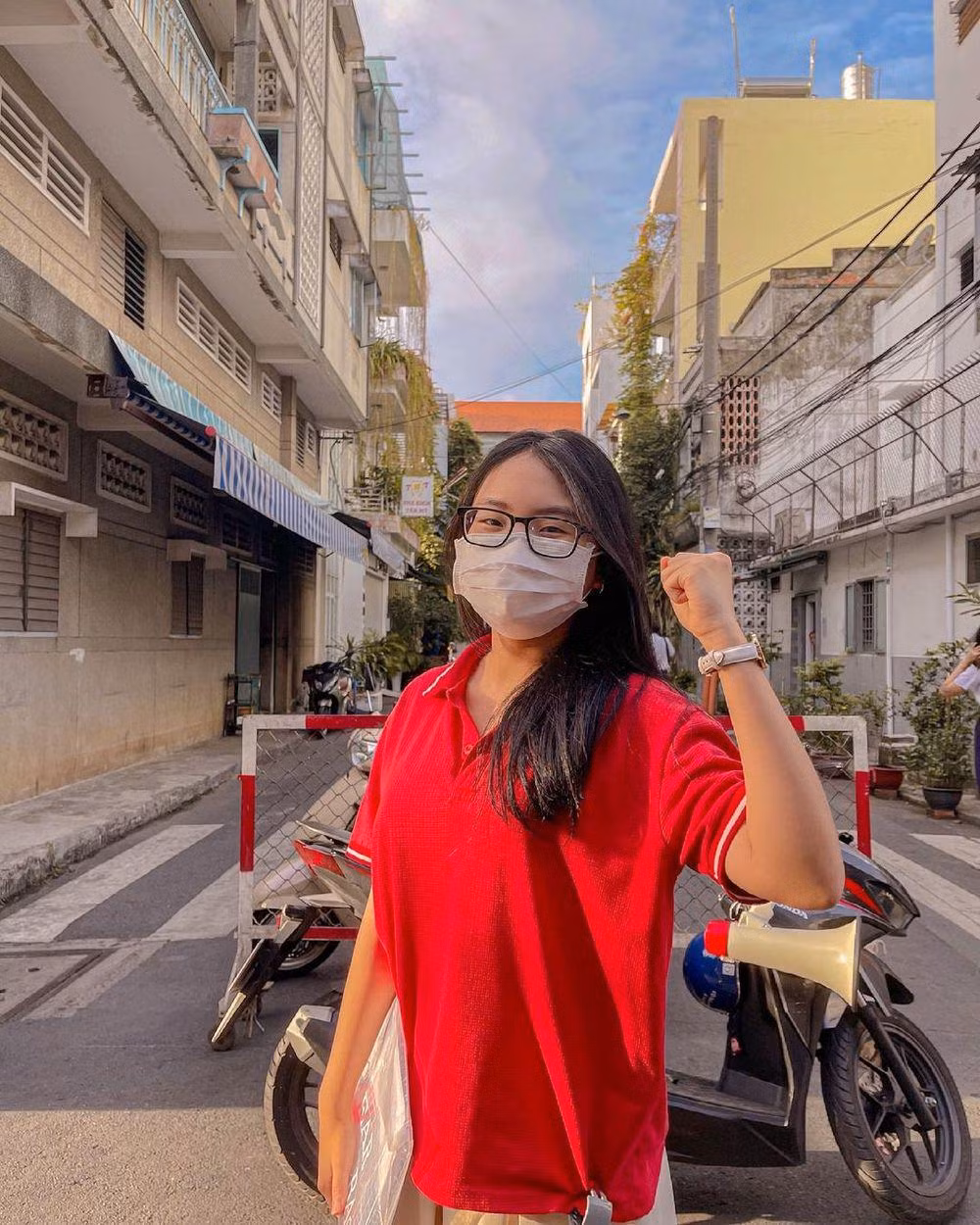 Hình ảnh Phương Mỹ Chi đi thi tốt nghiệp ngày đầu tiên.
