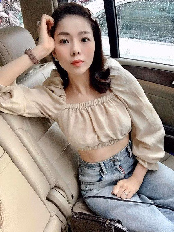 Phong cách trẻ trung, năng động thường ngày giúp "nữ hoàng phòng trà" ghi điểm.