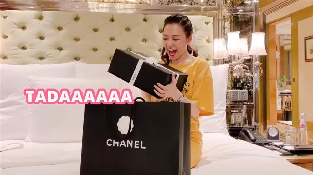 Hari Won thường xuyên được chồng tặng quà. Hari Won thường xuyên được chồng tặng quà.