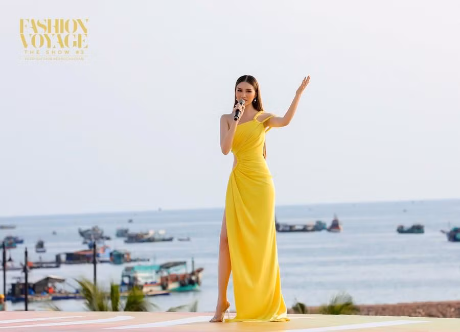 Người đẹp dẫn chương trình trong cái nắng gắt và gió biển, đây cũng là sự kiện khiến Ngọc Trinh phải bỏ về giữa chừng. Người đẹp dẫn chương trình trong cái nắng gắt và gió biển, đây cũng là sự kiện khiến Ngọc Trinh phải bỏ về giữa chừng.