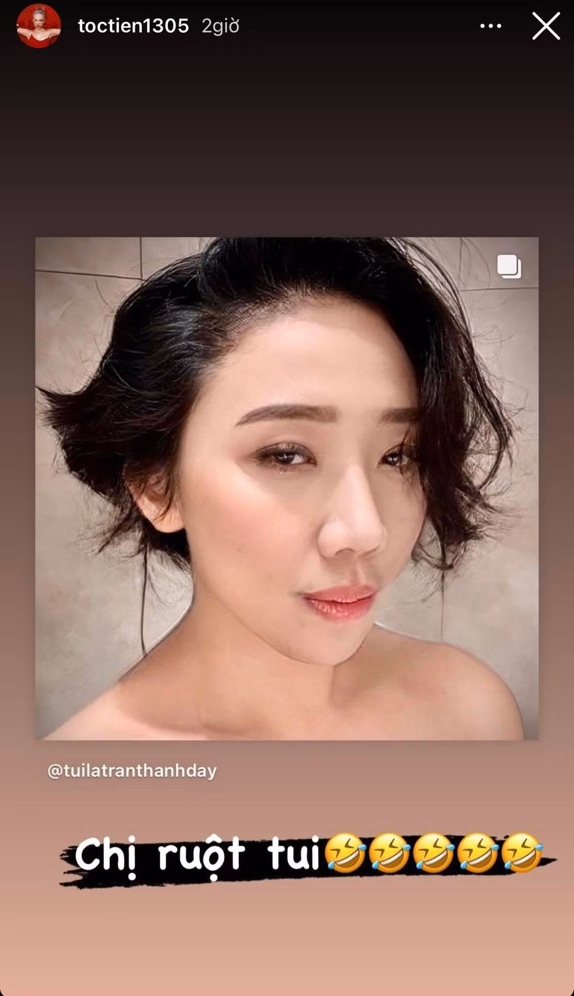 Giọng ca Ngày Mai thích thú khi đàn anh hoán đổi giới tính lại ra phiên bản giống hệt mình. Giọng ca Ngày Mai thích thú khi đàn anh hoán đổi giới tính lại ra phiên bản giống hệt mình.