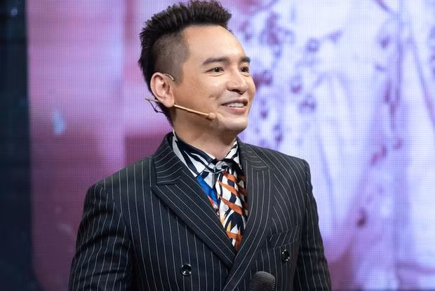 Ca sĩ Việt Quang được khán giả yêu thích qua những bài hát như Về đây, Tình phiêu lãng, Cây đàn sinh viên... Ca sĩ Việt Quang được khán giả yêu thích qua những bài hát như Về đây, Tình phiêu lãng, Cây đàn sinh viên...