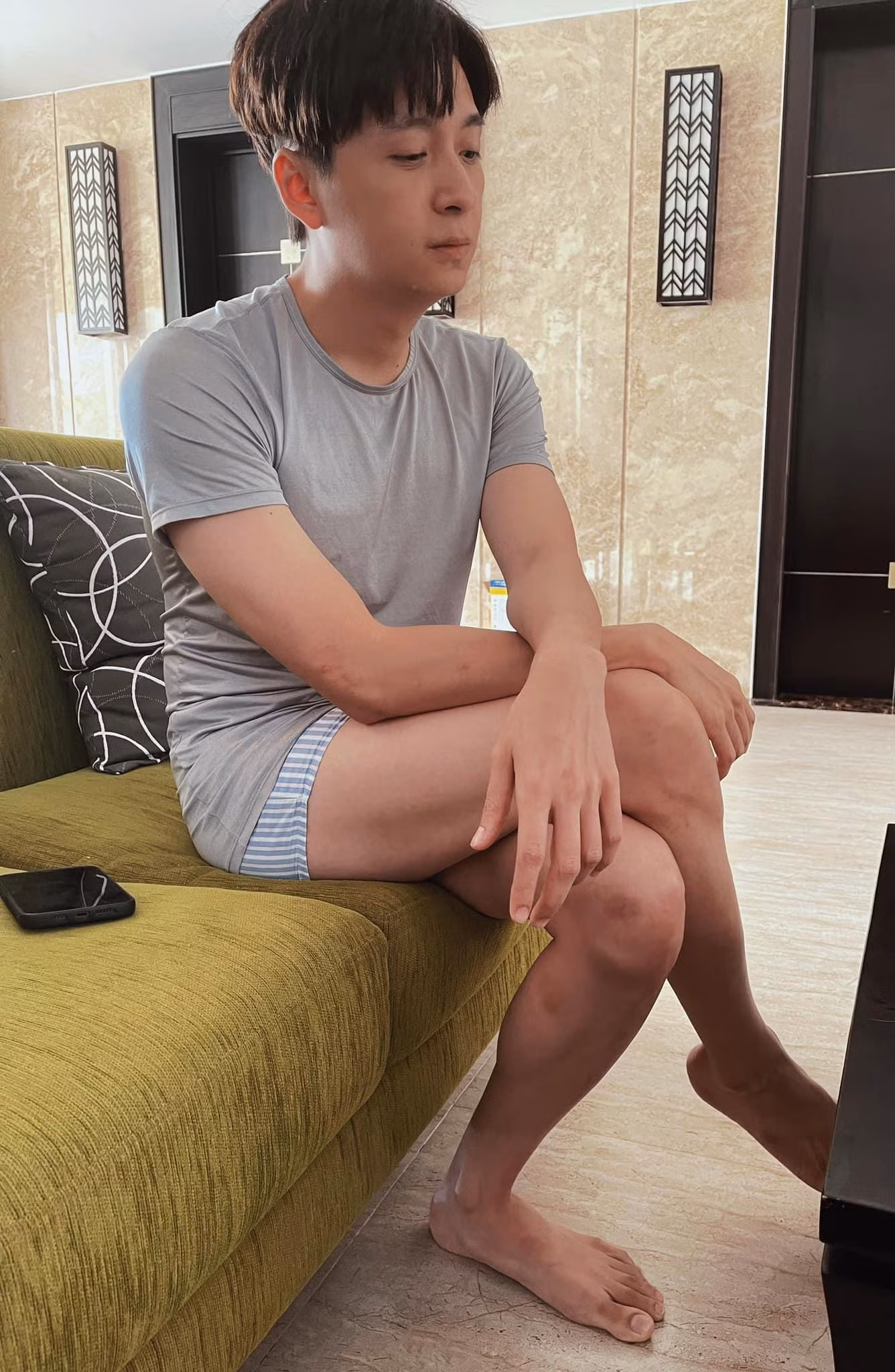 Ngô Kiến Huy cũng không khá hơn, anh bị "bóc ảnh" mặc quần đùi boxer ở nhà, ngồi dáng khép nép.
