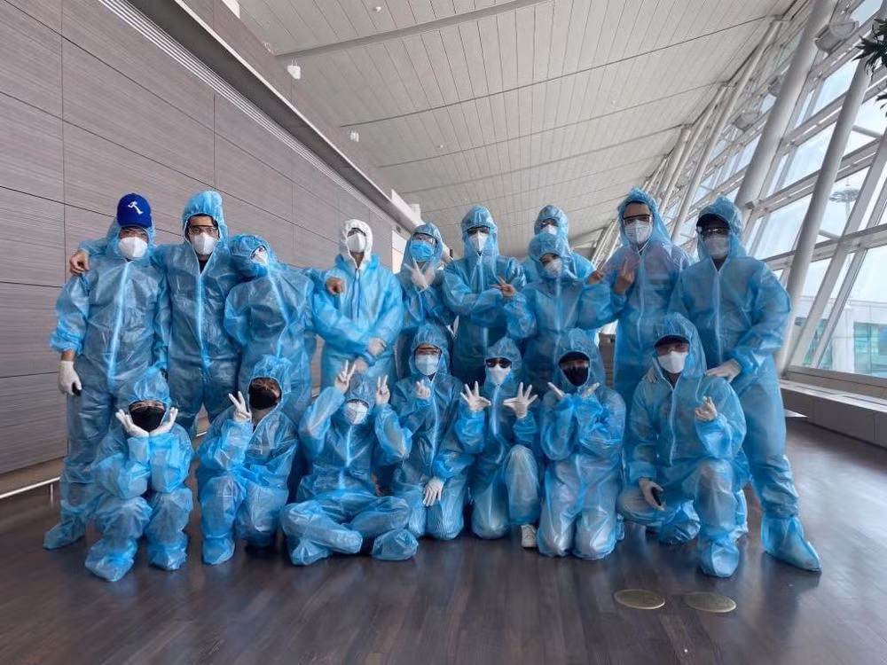 Bức ảnh toàn bộ thành viên và ê-kíp Running Man Vietnam đã sang Hàn lần này.