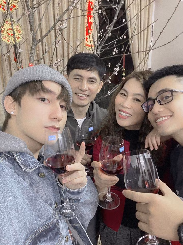 Gia đình Sơn Tùng M-TP. Gia đình Sơn Tùng M-TP.