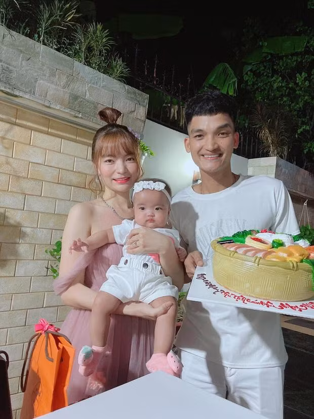 Cô bé có nhiều biểu cảm hài hước y hệt bố.
