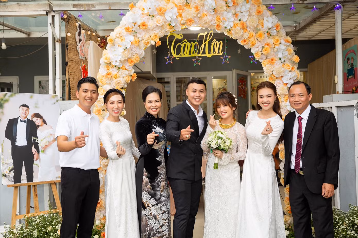 Gia đình Lan Ngọc hạnh phúc khi đón thêm thành viên mới. Gia đình Lan Ngọc hạnh phúc khi đón thêm thành viên mới.