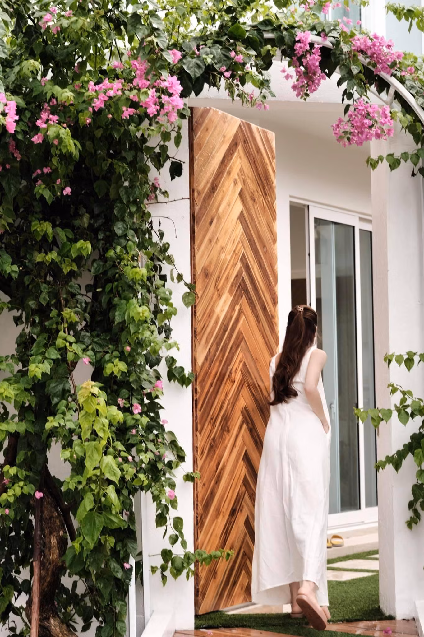 Cổng vào với giàn hoa giấy đẹp như thơ của căn biệt thự.