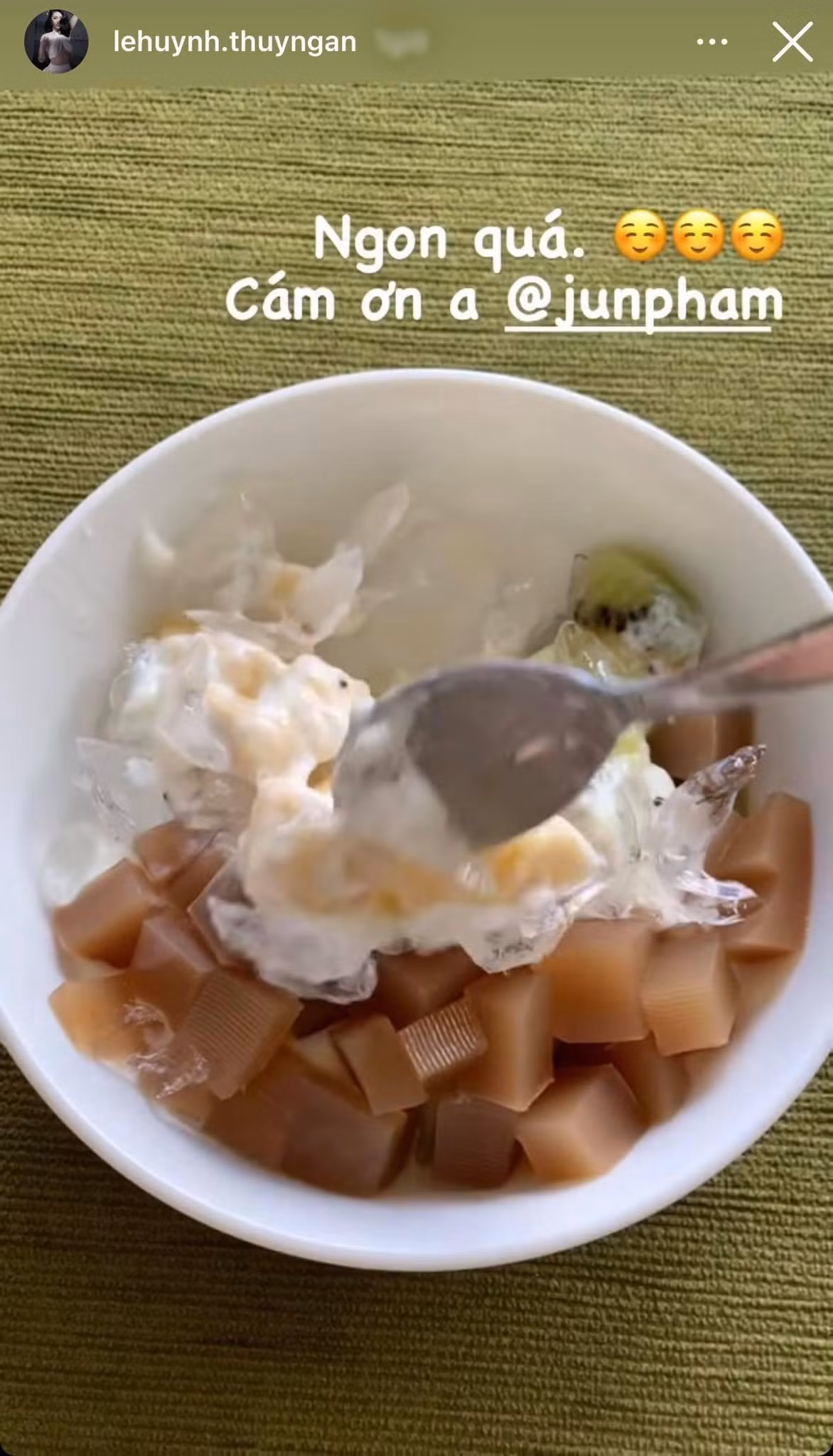 Jun Phạm "phòng bên" còn mua thêm trái cây cho các thành viên.