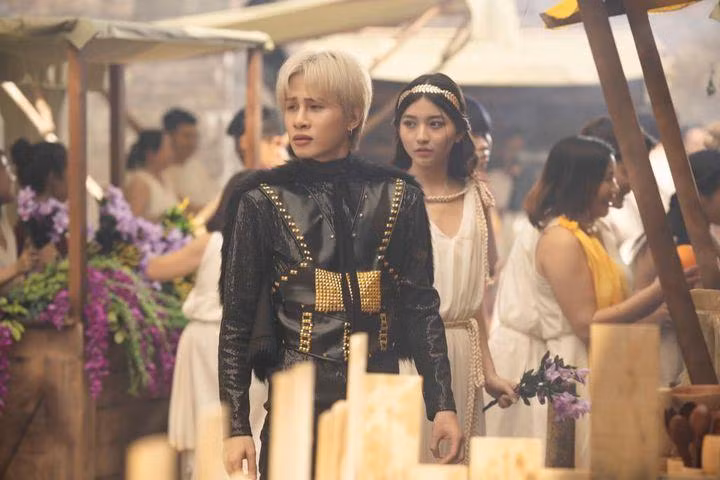 Tạo hình cổ trang của giọng ca "Sóng Gió" trong MV.