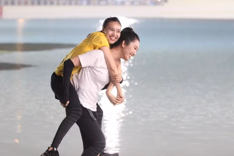 Hai thành viên nữ tham gia một thử thách của chương trình.