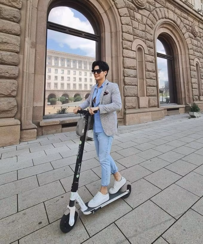 Huy Trần đăng ảnh "check-in" tại thủ đô Oslo, khéo tiết lộ người chụp ảnh bằng icon trái tim.